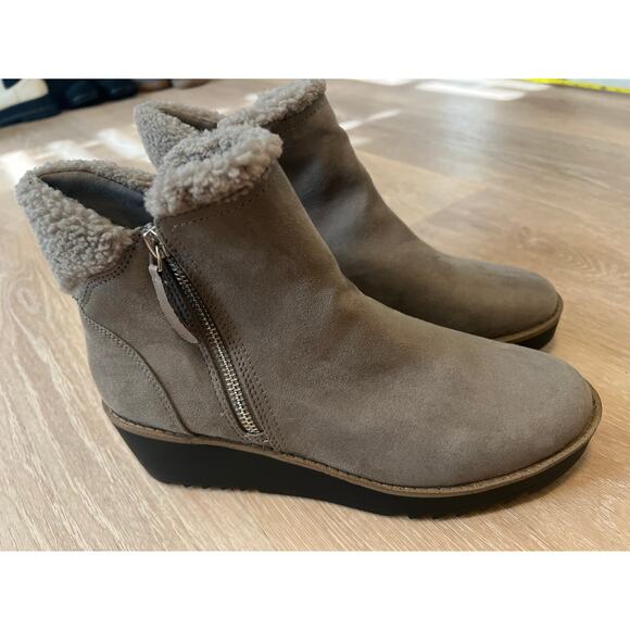 Bandolino Gray Chelsea Boots Suede Size 8.5 Women Wedge - Picture 3 of 8